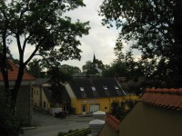 Pohled za zámecké terasy k evangelickému kostelíku