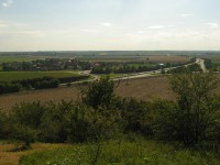 Výhled na Českobrodsko, v popředí dálnice s exitem Bříství