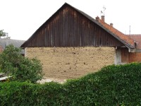 Boční zeď obytného domu v Hrušce