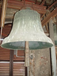 Jeden ze tří  kostelních zvonů