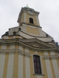 Čelní pohled na kostelní věž
