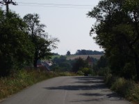 Pohled  na větrný mlýn v Chválkovicích ze silnice od Hvězdlic