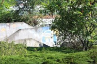 Neutěšený stav  prostředí bývalé školy v přírodě ve Volyni