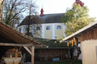 Pohled z dvorku muzea ke kostelu