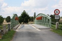 Ocelový most přes Blanici s muškátovou výzdobou