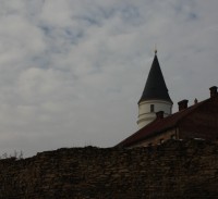 Zámecká věž nad městskými hradbami