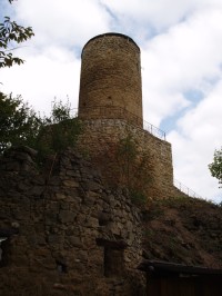 Západní válcová věž hradu Cimburk