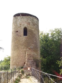 Západní válcová věž z koruny spojovací hradby