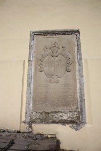 Náhrobní deska na zdi kostela  v Hošticích u Litenčic