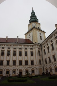 Pohled od lapidária z podloubí zámeckého nádvoří v Kroměříži