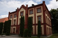 Novogotická budova staré školy v Netolicích na Starém městě