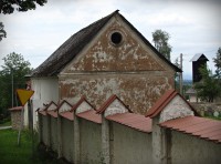 zeď se zrušeným hřbitovem