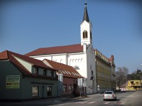Kostel sv.Josefa vedle gymnazia z Komenského třídy