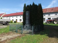 Památník obětem v obci