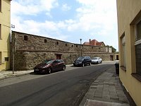 Pivovarská ulice se zbytky městských hradeb