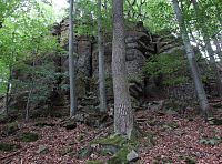 skalní hradby a hradbičky rakoveckého Pětikostelí