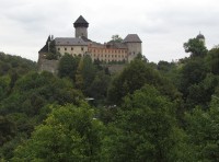 výhled na hrad od spodního okraje vsi