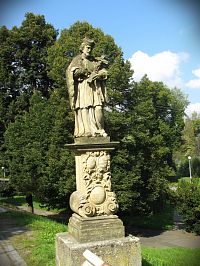 ... a socha sv.Jana Nepomuckého u mostu
