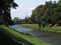 Morava zámecký park dělí na dvě části