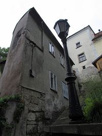 pod hradbami Lázeňskou ulicí