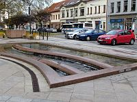 moderní úprava náměstí s fontánou