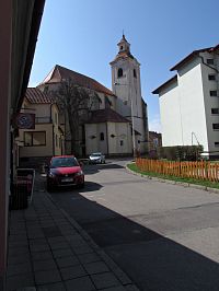 ...ke Klášternímu náměstí s kostelem sv.Bartoloměje a bývalým klášterem
