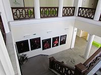 honosná vstupní hala se schodištěm a portréty majitelů zámku