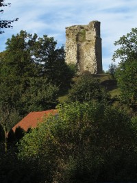 Otaslavice - Horní hrad s věží Hladomornou