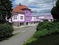 fialový dům na předměstí