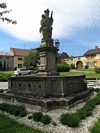 Drysická náves - socha sv.Floriána