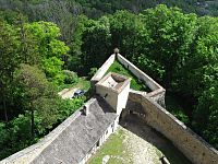 pohled z hlavní věže dolů na hrad