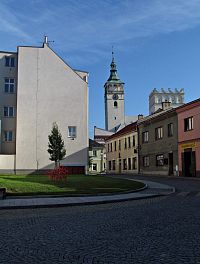 cestou z náměstí ke kostelu a zvonici