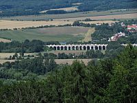 ... a železniční viadukt pod Jezernicí