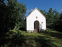 Skalnatý a výhledový "hrb" s kaplí Panny Marie před Landštejnem