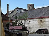 ústé Dobrovského ulice s komínem zámeckého pivovaru