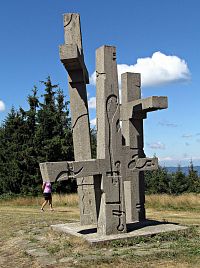 památník v podobě tří křížů