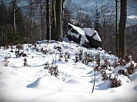 skalnatý pás na klesajícím hřebeni nad údolím Ráztoka