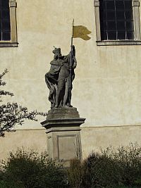 Unhošť - socha sv.Václava před chrámem sv.Petra a Pavla