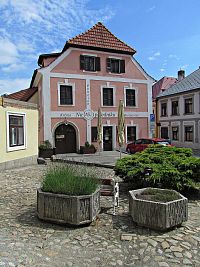 Jindřichův Hradec - Kostelní a Školní ulice s prampouchy