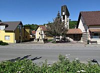 Centrum Pozlovic se sochou světce