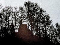 skalnatý vrchol se stopami po skalním hradu