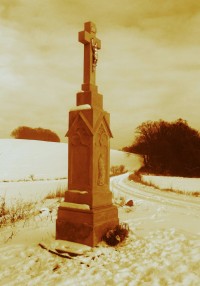 Kříž severně od obce
