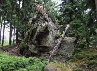 začátek skalní hradby Bílých kamenů nad chatou Alice