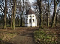kaple v parku