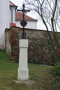 Osvračín - křížek u kostela