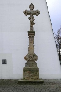 krucifix před kostelem