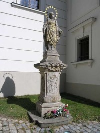 Socha Panny Marie před kostelem svaté Anny