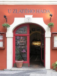 Portál restaurace s replikou domovního znamení