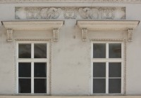 Okna s empírovou štukovou výzdobou