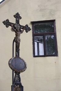 kříž před domem